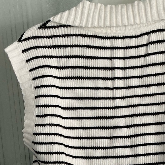 WOMENS BLACK & WHITE STRIPED SLEEVELESS SWEATER VEST - Picture 5 of 7